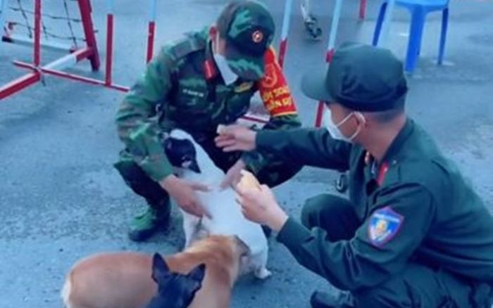 Thấy 3 nhân vật đặc biệt không đeo khẩu trang, chiến sĩ CSCĐ không trách phạt còn nhường luôn bữa sáng