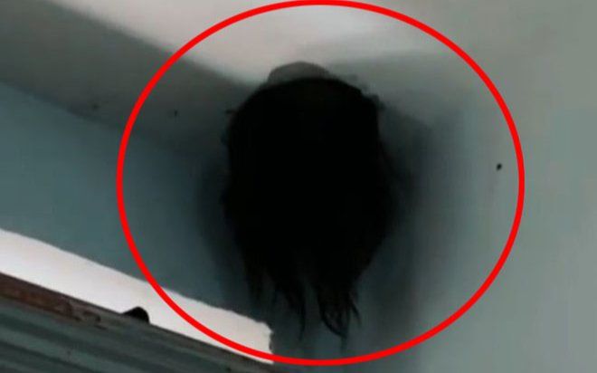 Thấy 'vật màu đen' trên trần nhà, cặp vợ chồng hoảng hốt báo ngay cho cảnh sát