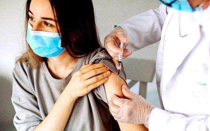 Vì sao phụ nữ gặp tác dụng phụ mạnh hơn khi tiêm vaccine Covid-19?