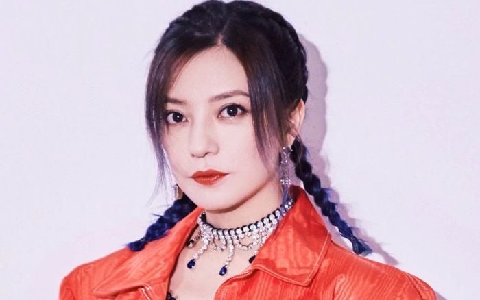 Triệu Vy 'cười nhạo' việc bị phong sát ngầm?