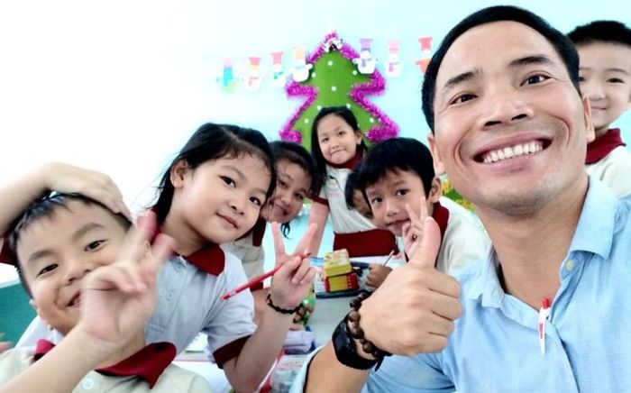 Anthony Trần Công - Thầy giáo trẻ từ bỏ công việc ở thành phố, về quê lập nghiệp, chăm sóc cha mẹ già