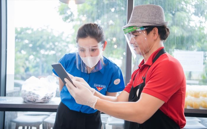 Á hậu Huyền My cùng Xuân Bắc chuẩn bị bữa cơm nghĩa tình cho người nghèo