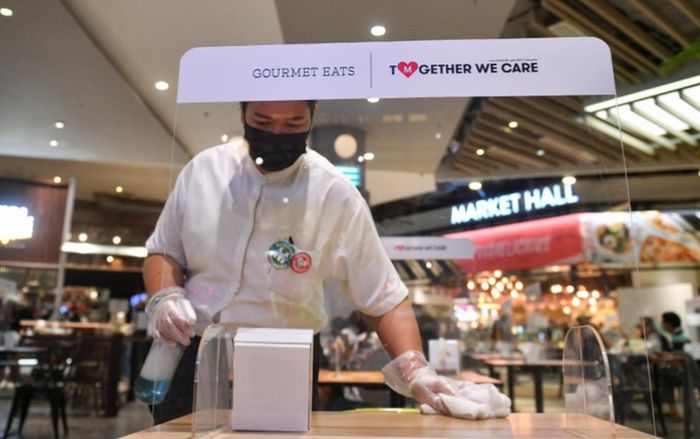 'Sống chung' với Covid-19: Thái Lan mở cửa tiệm cắt tóc và quán ăn sau đợt giãn cách nghiêm ngặt