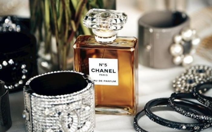 Nguồn cung hoa nhài khan hiếm, Chanel vội vàng mua thêm đất để cứu nước hoa