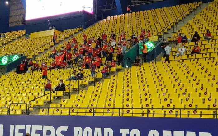 Xúc động với hàng trăm CĐV Việt Nam có mặt ở Saudi Arabia cổ vũ cho thầy trò HLV Park Hang Seo