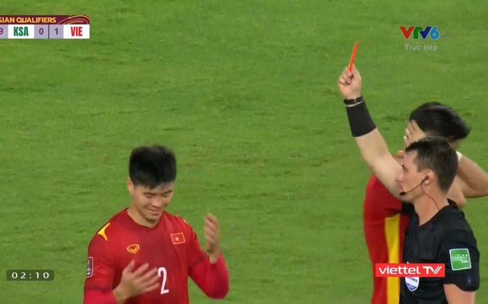 Facebook trọng tài thổi penalty tuyển Việt Nam và rút thẻ đỏ với Duy Mạnh bị tấn công dữ dội