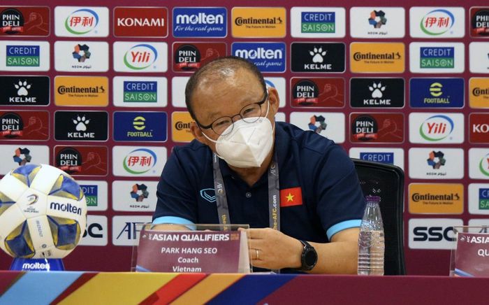 HLV Park Hang Seo không bắt tay HLV Saudi Arabia, bất bình sau tình huống Duy Mạnh nhận thẻ đỏ