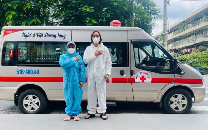 Việt Hương 'tậu' thêm một chiếc xe cứu hộ để 'xin đi cùng bà con trong lúc nguy khó'