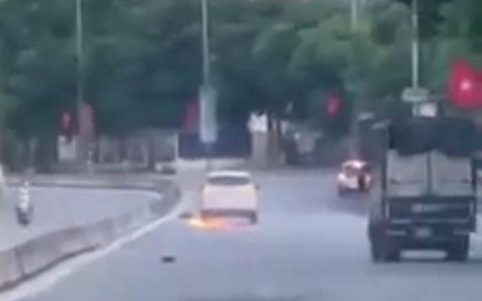 Hà Nội: Ô tô va chạm kéo lê xe máy bỏ chạy toé lửa trên đường, người dân truy đuổi như 'phim hành động'