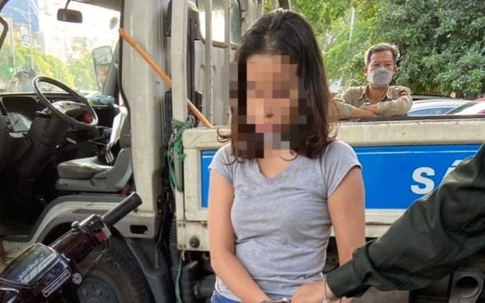 'Hotgirl' ra đường không có giấy tờ cần thiết, tổ công tác kiểm tra phát hiện ma túy treo trên xe