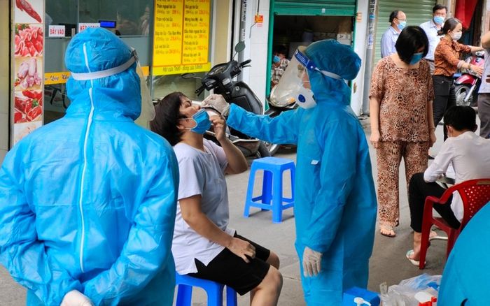Từ nay đến 15/9, lấy mẫu xét nghiệm tại nhà cho người dân khu vực nguy cơ cao ít nhất 3 lần