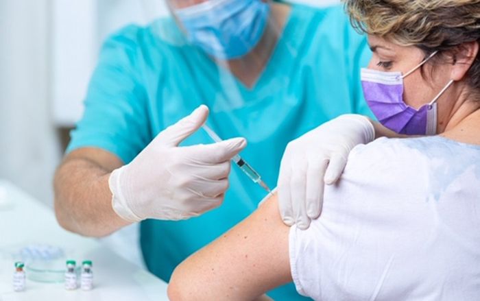 Lý do không nên uống thuốc giảm đau trước khi tiêm vaccine Covid-19