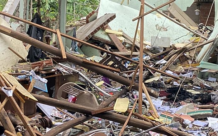 Phát hiện nhiều kíp điện và thuốc nổ tại hiện trường vụ thi thể 2 vợ chồng bị vùi trong đống đổ nát