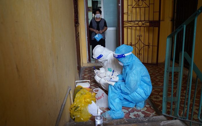 Hà Nội: Đi từng ngõ, gõ từng nhà lấy mẫu xét nghiệm Covid-19 tại 'ổ dịch' mới ở Thanh Xuân Nam