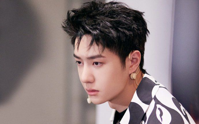 Vương Nhất Bác từ MC 'Thiên thiên hướng thượng' hạ xuống thành khách mời vì loạt ồn ào gần đây?