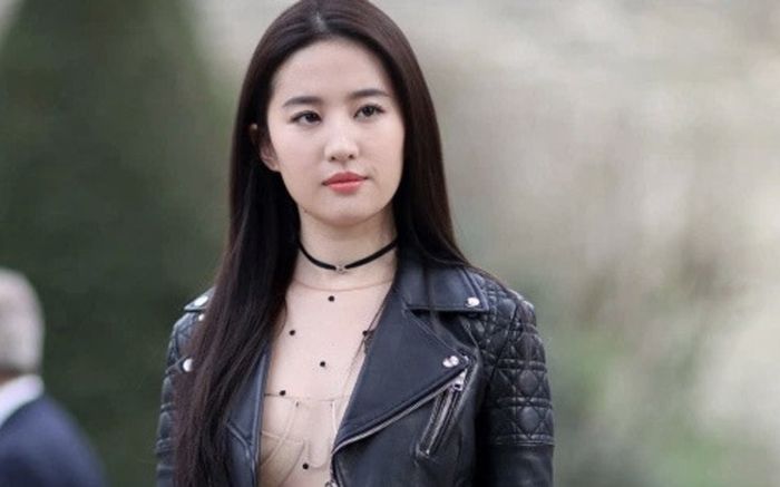 Bắt gặp hình ảnh Lưu Diệc Phi tung tăng dạo phố giữa tin đồn bị 'phong sát ngầm'