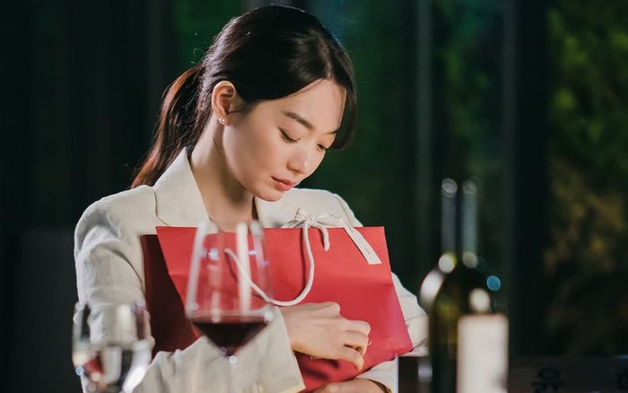 Shin Min Ah 'đắp' hàng hiệu từ đầu đến chân trong Hometown Cha-Cha-Cha