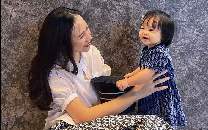 Suchin chuẩn thần thái rich kid, diện đồ hiệu xuất hiện rạng rỡ bên cạnh mẹ