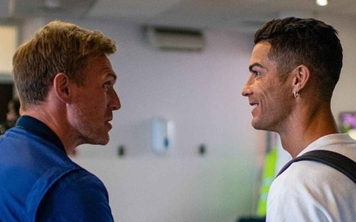 Ronaldo đã đặt chân tới Manchester, cách ly ở biệt thự 7 phòng ngủ