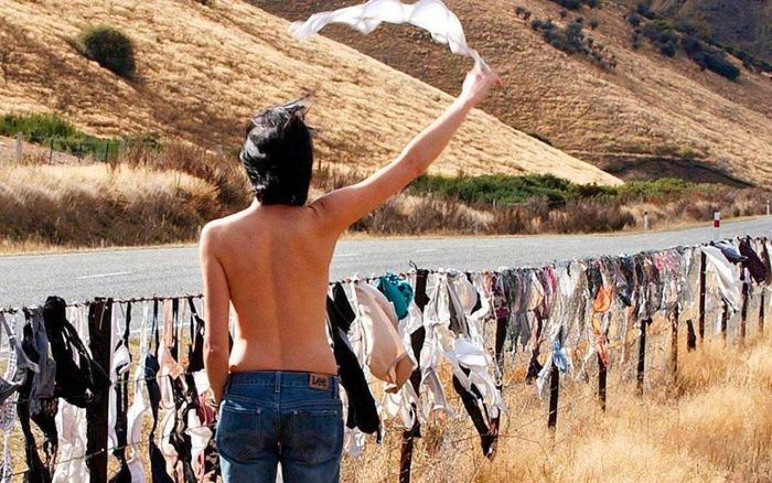 Điểm tham quan kì lạ nhất thế giới, phụ nữ tự ý cởi đồ còn đàn ông thì muốn phá bỏ