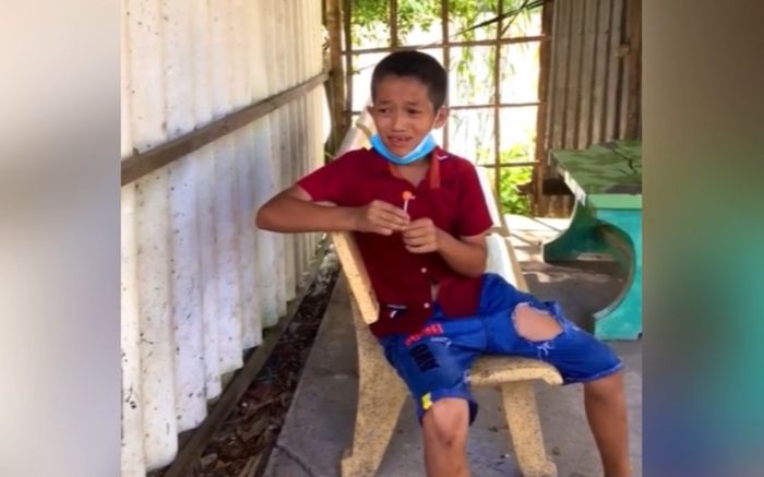 Cậu bé kéo khẩu trang xuống mút kẹo dở thì cán bộ đến hỏi, biểu cảm sau đó khiến ai cũng bật cười