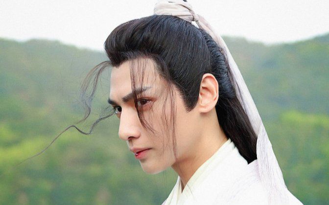 La Vân Hi ốm tong teo 'ngồi xe lăn' như bị quần áo nuốt chửng, còn đâu nam thần cổ trang vạn người mê