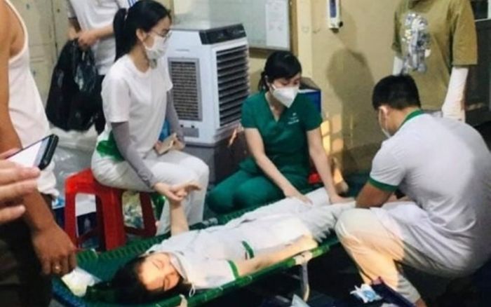 Xót xa nữ điều dưỡng kiệt sức khi lấy mẫu xét nghiệm