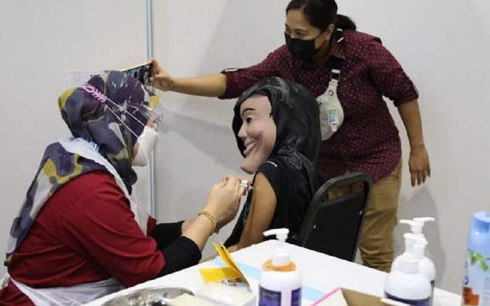 Cô gái 'chơi lớn' đeo mặt nạ đi tiêm chủng, lời thanh minh khiến dân mạng cười nghiêng ngả