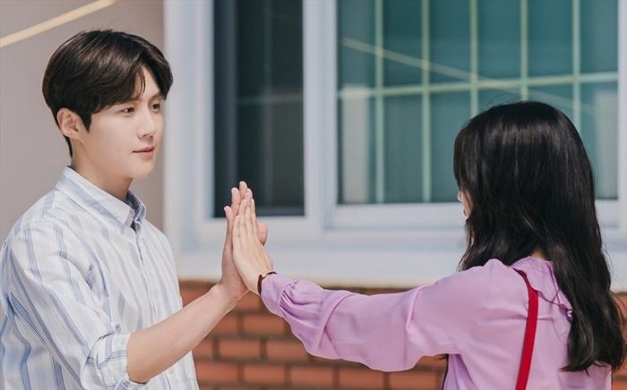 'Hometown Cha Cha Cha' tập 3: Shin Min Ah hóa nàng Lọ Lem xinh đẹp và sâu sắc khiến Kim Seon Ho đổ đứ đừ