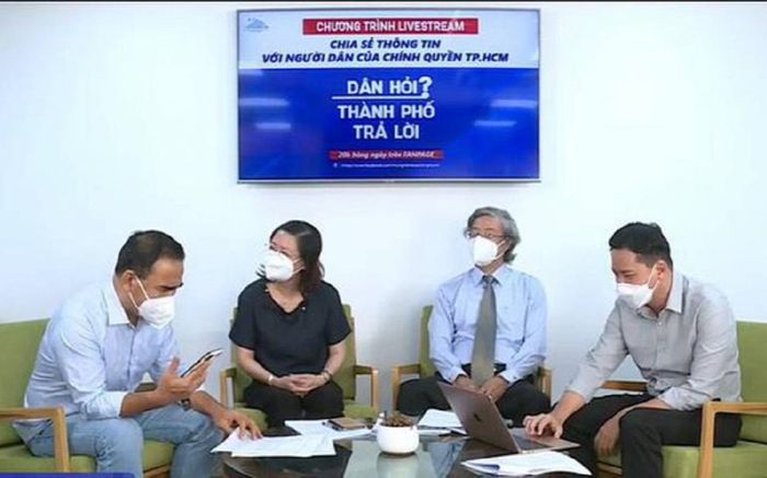 Quyền Linh gặp sự cố ngoài sức tưởng tượng trên sóng livestream, dân tình 'vừa cười vừa thương'