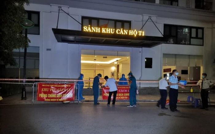 Phong toả tạm thời toà T1, Khu đô thị Times City sau khi phát hiện 4 ca dương tính SARS-CoV-2