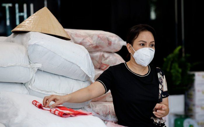 Việt Hương tự vác bình ô-xy, liền nhận lại món quà 'thơm phức'