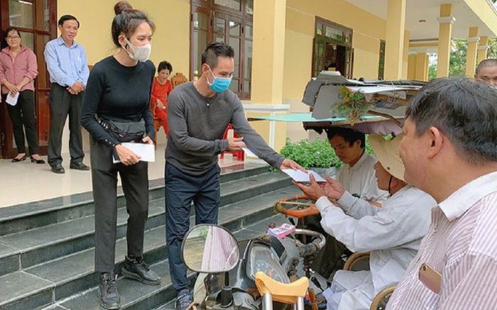 Lý Hải - Minh Hà không vướng 'bão sao kê' mà còn ghi điểm bởi hành động này khi làm từ thiện