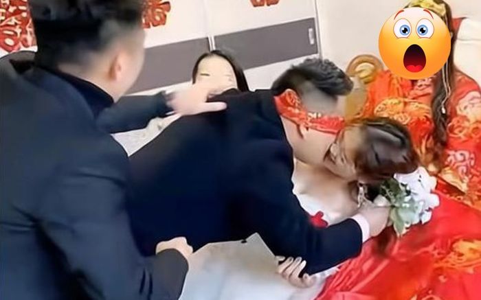 Chú rể cưỡng hôn phù dâu ngay trong đám cưới, biểu cảm của cô dâu khiến nhiều người khó hiểu