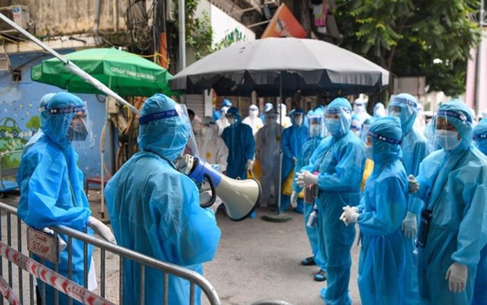 Bộ Y tế lo y bác sĩ bỏ việc khi dịch đang căng thẳng