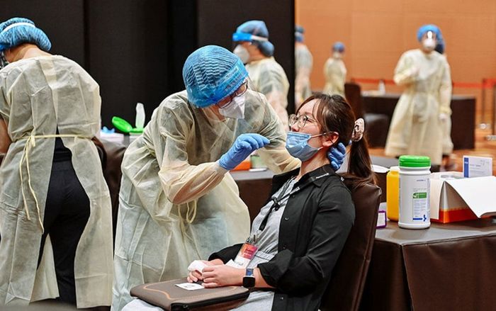 Số ca Covid-19 tăng cao, Singapore có những biện pháp gì để khống chế dịch bệnh?