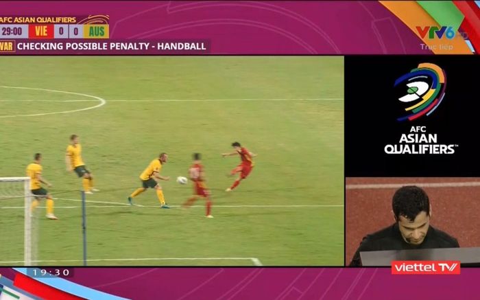 VIDEO: Trọng tài từ chối penalty cho tuyển Việt Nam khiến cả châu Á tranh cãi