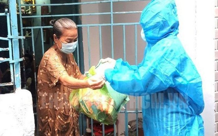 Dân phản ánh cán bộ yêu cầu có chứng nhận tiêm vaccine mới được nhận hỗ trợ, Thủ tướng chỉ đạo kiểm tra