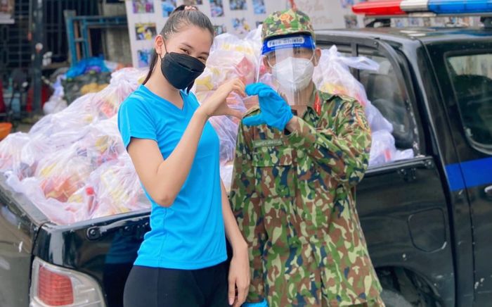 Hoa hậu Tiểu Vy khỏe như lực sĩ, khuân vác nhu yếu phẩm cho người nghèo mùa dịch