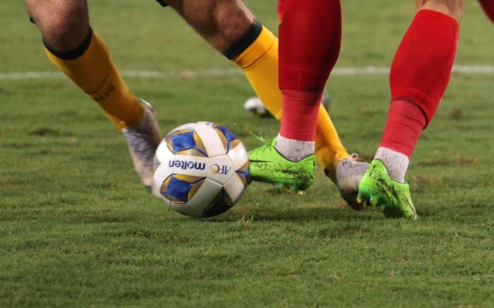 Phóng viên Úc chê sân Mỹ Đình giống 'bãi cỏ cho bò gặm'