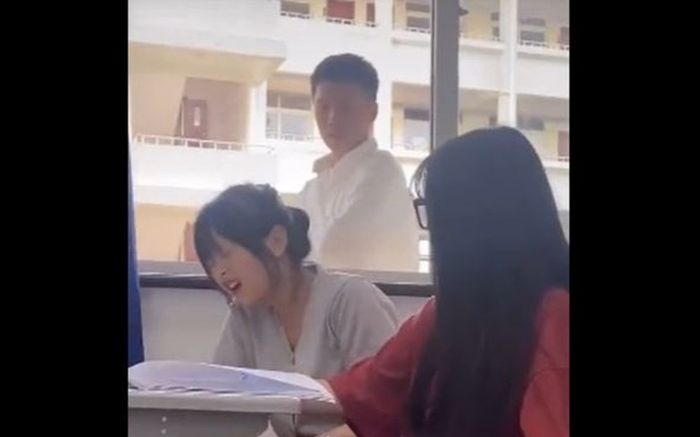 Nữ sinh giật thót khi thấy thầy giáo ở ngoài cửa sổ nhưng mọi chú ý lại đổ dồn vào chiếc quần cô đang mặc