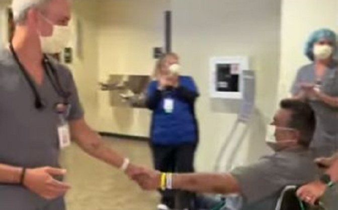 Nhập viện vì đau bụng dữ dội, người đàn ông bị nhiễm Covid-19: 'Đừng trải qua những gì như tôi đã từng'