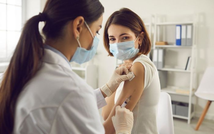 Lý do phụ nữ thường gặp tác dụng phụ hơn nam giới sau khi tiêm vaccine Covid-19