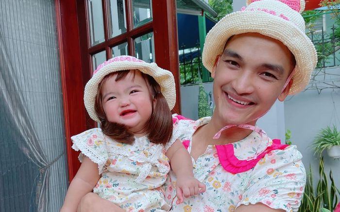 Mạc Văn Khoa bất ngờ mặc váy của vợ, phải lén chụp ảnh cùng con và đây là lý do