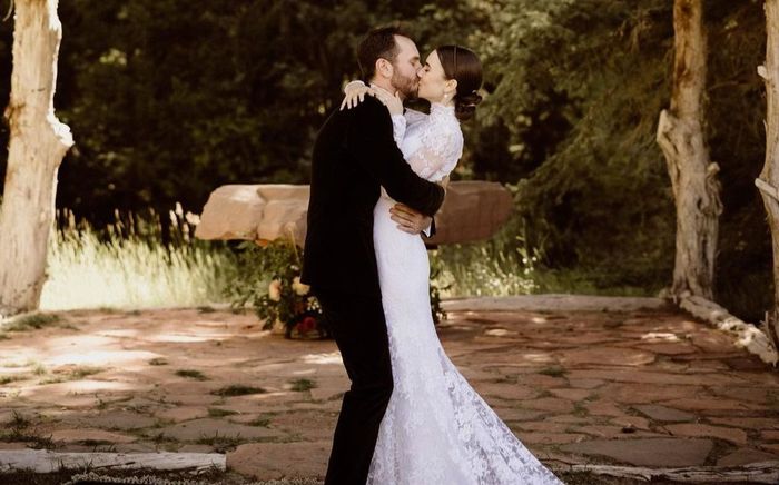 Lily Collins tổ chức đám cưới bí mật, váy cưới lung linh tựa nàng tiên cổ tích