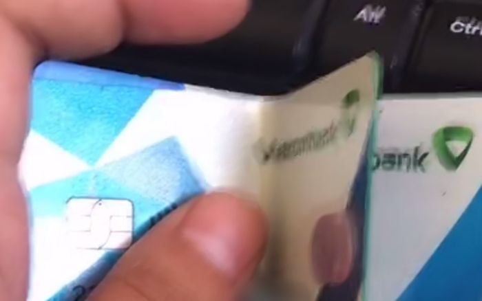 Xuất hiện clip nam thanh niên bẻ gập thẻ ngân hàng Vietcombank khiến dân mạng bất bình