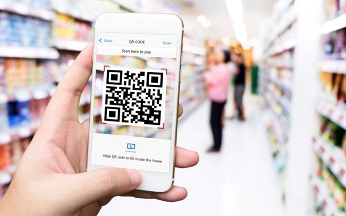 Hà Nội yêu cầu người dân đi mua sắm quét mã QR tại các điểm bán hàng để phòng chống Covid-19