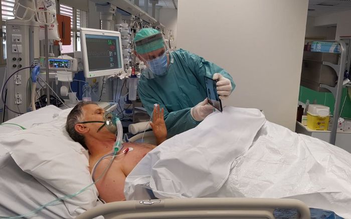 Người sống sót kể về 2 tiếng cuối cùng của bệnh nhân Covid-19: 'Ông ấy gào khóc, hơi thở khó nhọc hơn'
