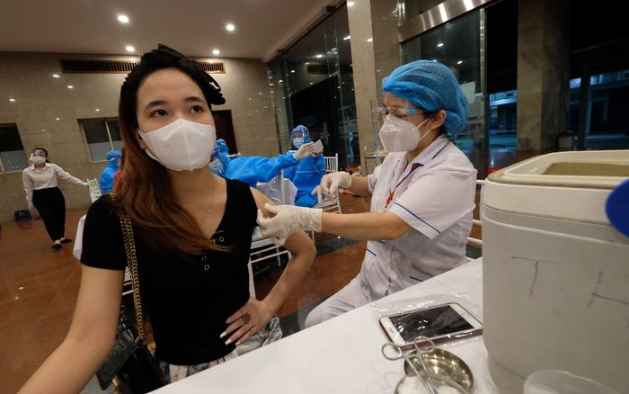 Video: Xuyên đêm tiêm vaccine phòng Covid-19 cho người dân tại Hà Nội