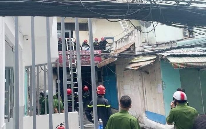 Giây phút nghẹt thở cứu 5 người khỏi 'tử thần' trong vụ cháy tại quận 10